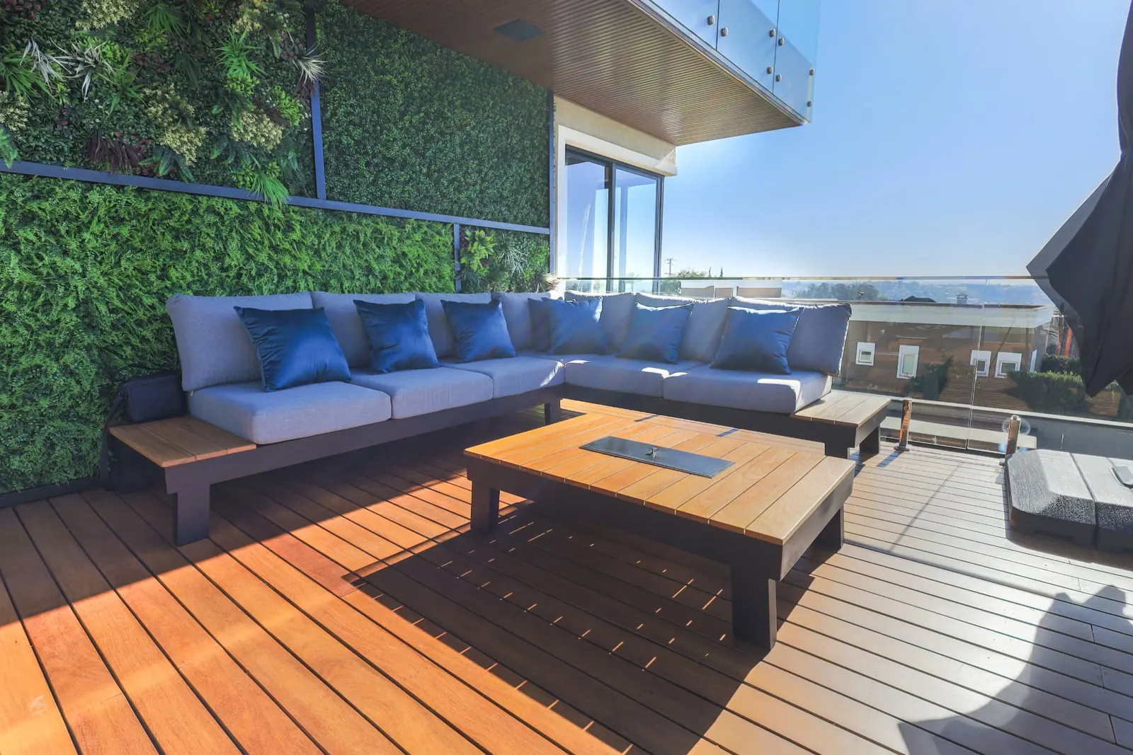 Sofá em L sob medida em rooftop com deck de madeira